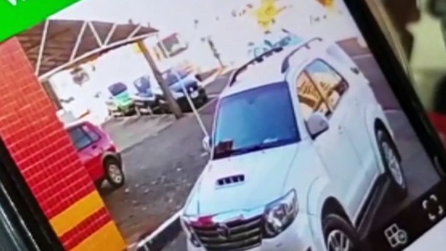Câmera de segurança registra acidente entre carro e moto na Avenida Tancredo Neves