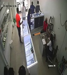 Captado en video asalto a mano armada en joyería de Santiago