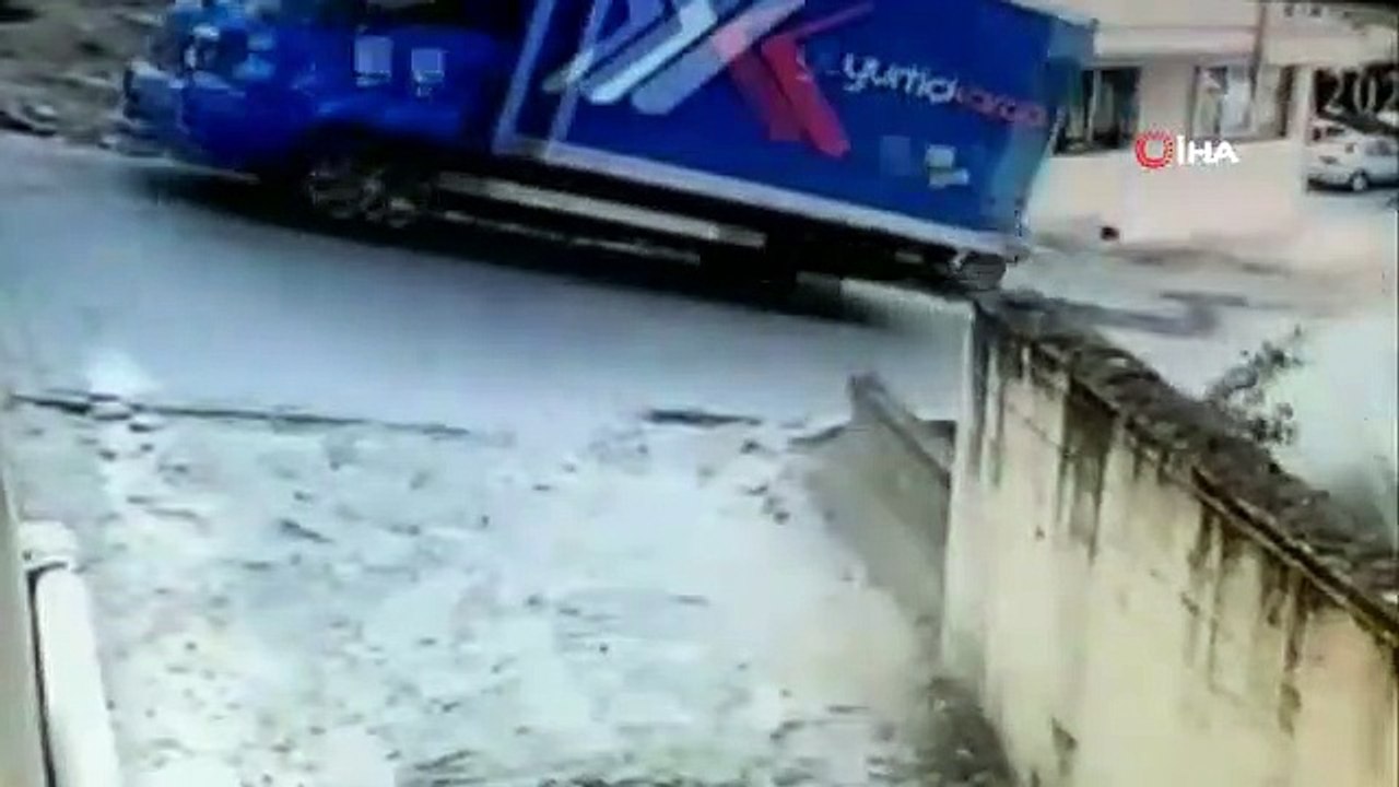 Maltepe'de ilginç kaza! Saniye saniye kaydedildi