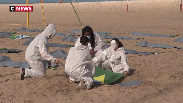 Des drapeaux brésiliens enterrés sur la plage de Copacabana pour manifester contre la gestion de la pandémie