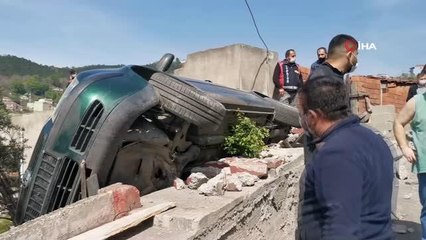 Yan yatan araçta bahçeye düşmekten şans eseri kurtuldu