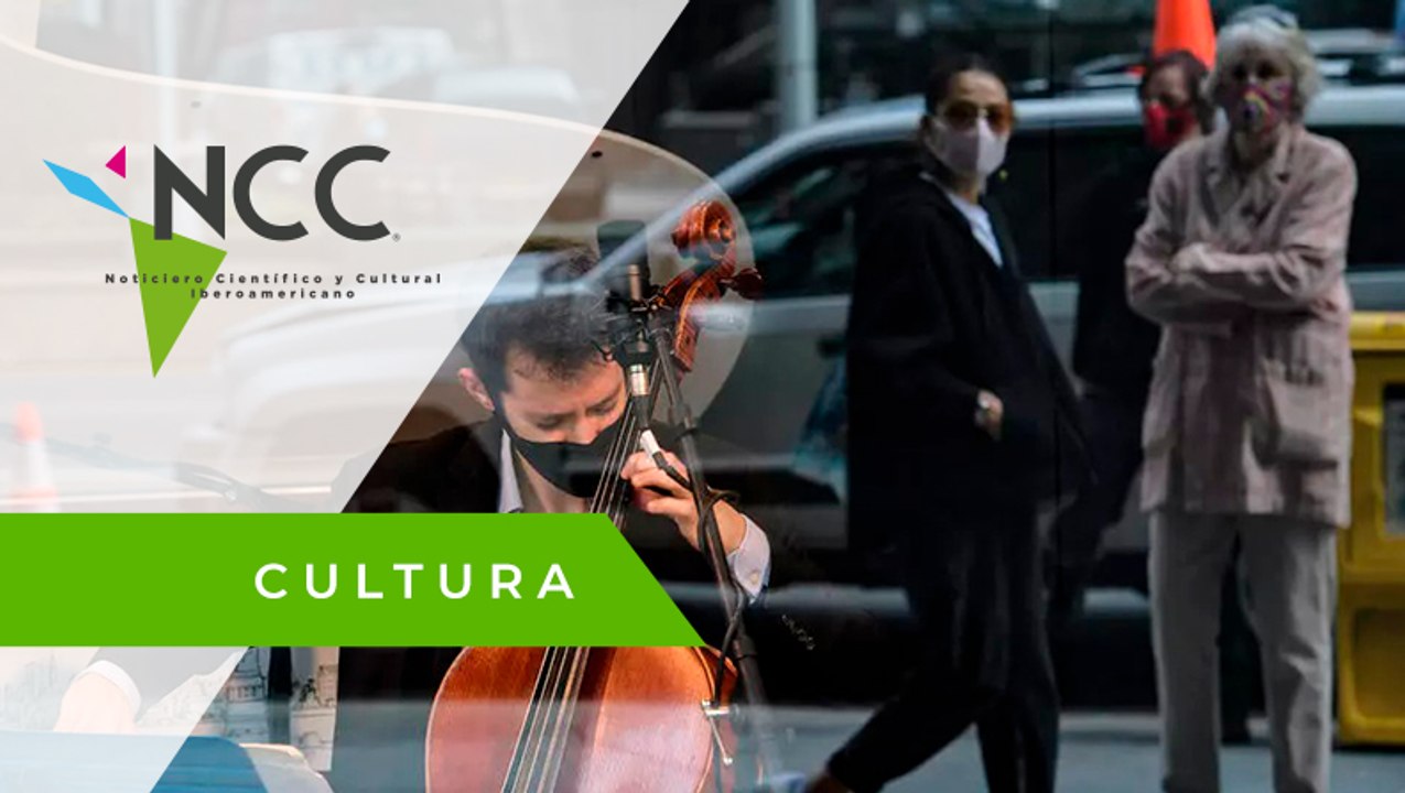 En Nueva York, músicos realizan conciertos improvisados tras una vitrina