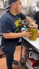 Hommes vs Bocal d'olives