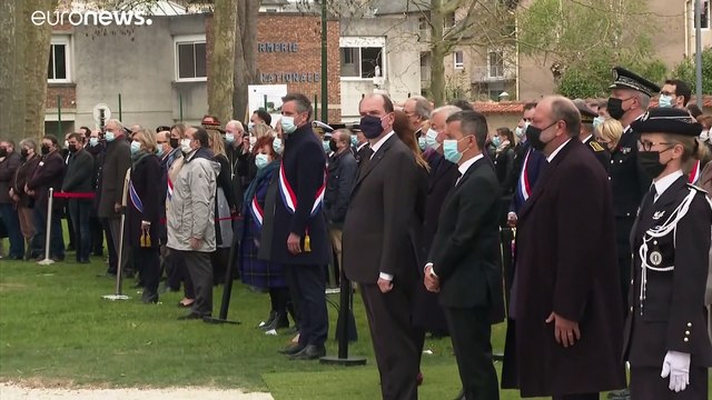 Francia, l'omaggio alla poliziotta uccisa dal terrorismo islamista