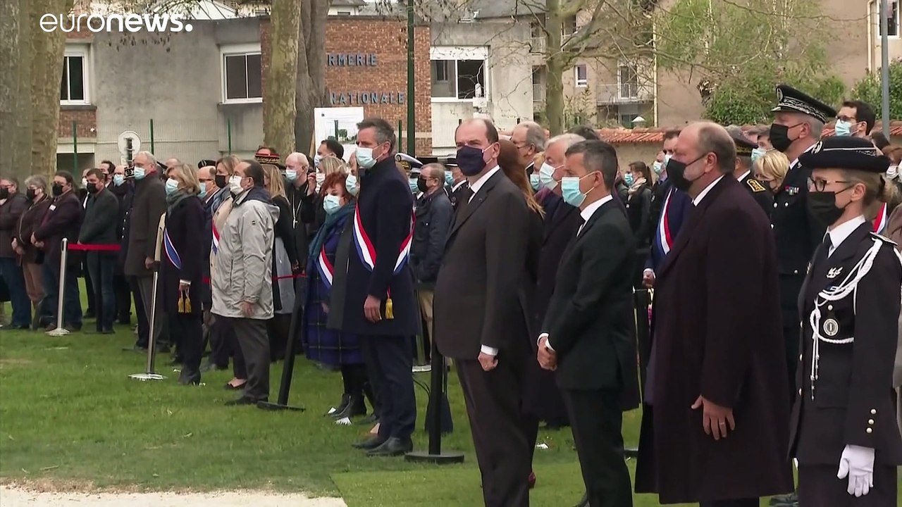 Francia, l'omaggio alla poliziotta uccisa dal terrorismo islamista