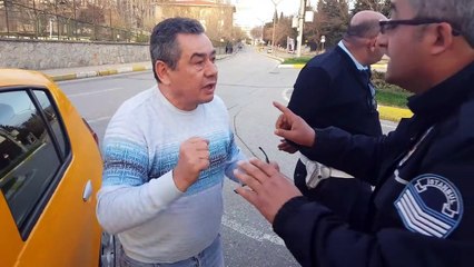 Motosikletlilerin üzerine süren adama polisten ders