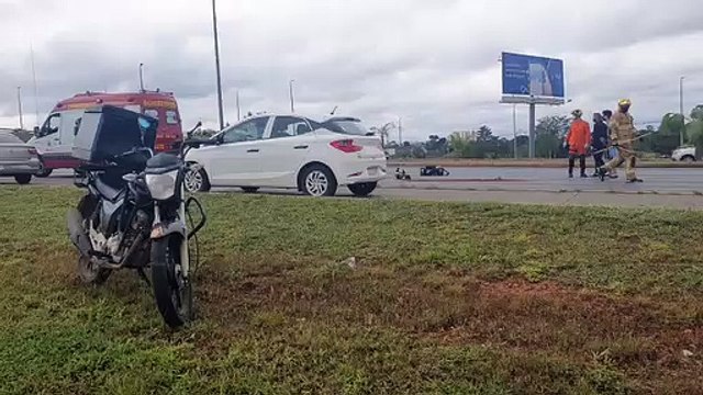 Colisão entre três carros e duas motos deixa trânsito intenso na EPTG