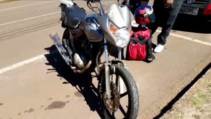 Motociclista se enrosca em fio de telefone e sofre queda na Rua Rio Grande do Sul, no Centro