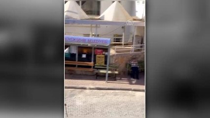Son dakika: Kaş'ta polis yolun karşısına geçmekte zorlanan yaşlı kadına yardım etti