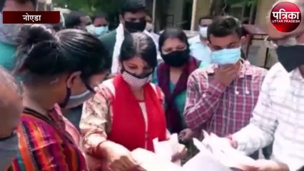 सीएमओ के पैर पकड़कर गिड़गिड़ाती रही महिला देखें वीडियो