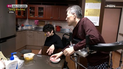 끼니때 마다 즉석밥으로 끼니를 해결해야 하는 부부