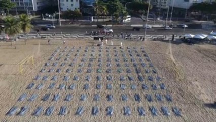 La arena de Copacabana se tiñe de luto en honor de los 400.000 muertos de covid en Brasil