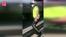 Trafik polisinden yol kenarındaki kaplumbağaya yardım