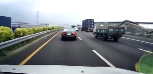 Otoyolda kamyonun ön lastiği patlayınca bakın ne oldu!