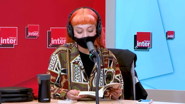 Joanna lit Fragments d'un discours amoureux dans Le Grand Urbain