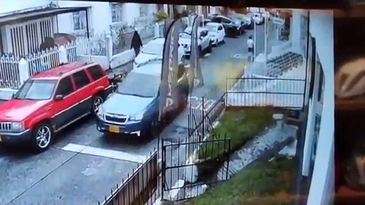 ¿'Jackie Chan' colombiano? Hombre neutraliza con patada voladora a unos ladrones en moto