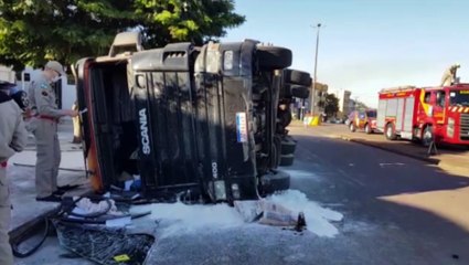 Carreta carregada com sacos de cal tomba no Bairro Universitário