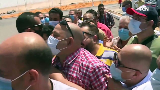 مواطن لـ السيسي : الناس كلها بتقول أنا شبه حضرتك.. والرئيس يرد ياراجل حرام عليك