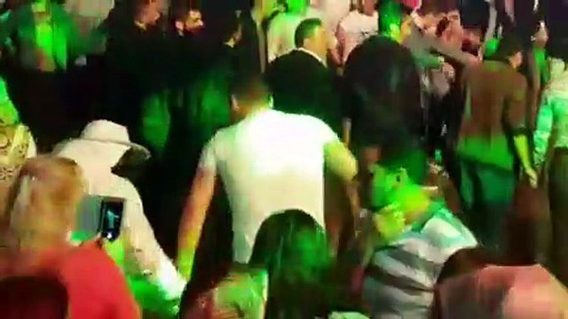 Arı kıyafetiyle horon tepen vatandaş