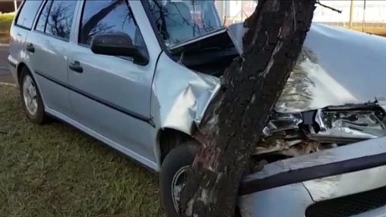 Parati bate contra árvore na Avenida Rocha Pombo, na Região do Lago