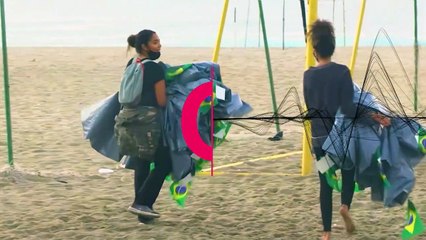 Мешки для трупов на пляже Копакабана