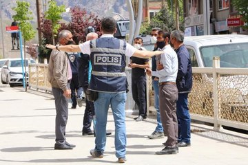 HAKKARİ'DE POLİSTEN MEGAFONLA 'TAM KAPANMAYA UYALIM' ANONSU