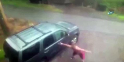 Ayılar arabayı paramparça etti!