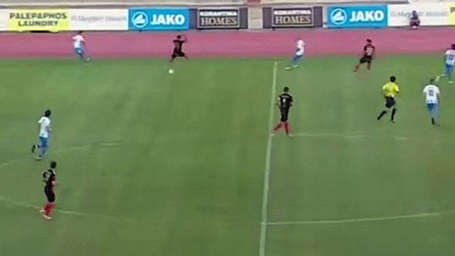 Orta sahadan kaleciyi işte böyle avladı!