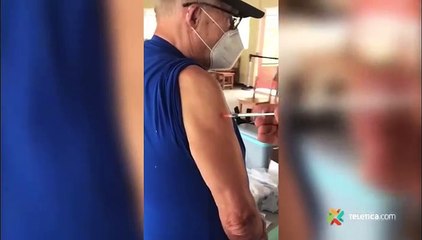 ¡Ahora sí! Adulto mayor engañado ya recibió su primera dosis de Pfizer