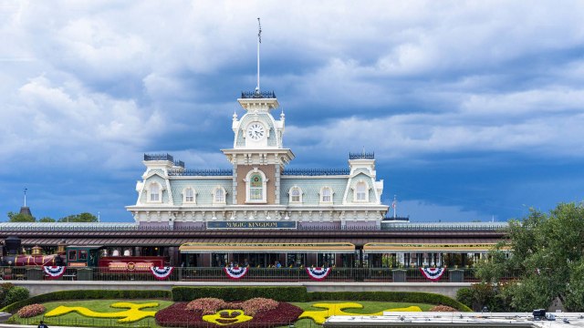 Disney World Uses This Paint Color Trick To Make Un-magical Things (Like Garbage Bins) Pra