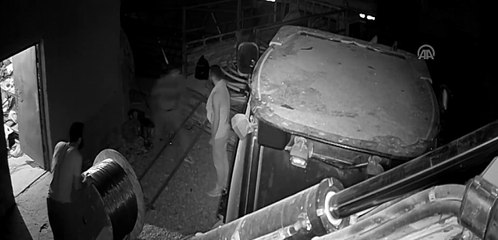 Hırsızlar çalmaya çalıştıkları yarım tonluk makaranın altında kaldılar!