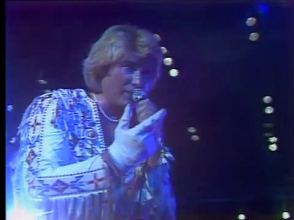 Johnny Hallyday - Derrière l’amour ( Tenue de scène blanche )( Pavillon de Paris  1979 )
