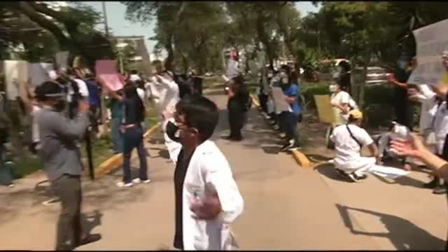 Estudiantes de medicina en Perú protestan por la falta de vacunas mientras aumentan los casos de COVID-19