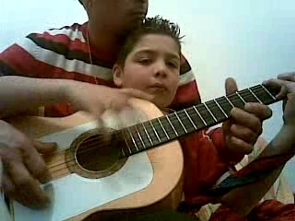 Le fils et le pere sur une guitard