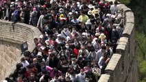 آلاف الزوار يزورون سور الصين العظيم في عطلة عيد العمال