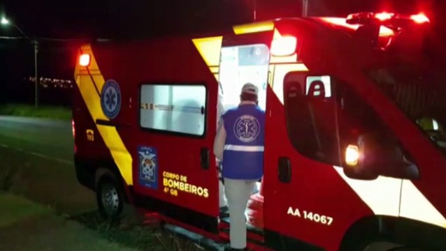 Socorristas atendem mulher que foi agredida pelo namorado, no Bairro Floresta