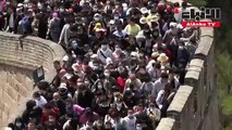 آلاف الزوار يزورون سور الصين العظيم في عطلة عيد العمال