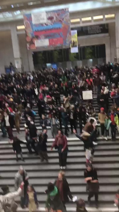 Un flashmob était organisé à la gare de Bruxelles-Central, dans le cadre de la «La Boum 2».