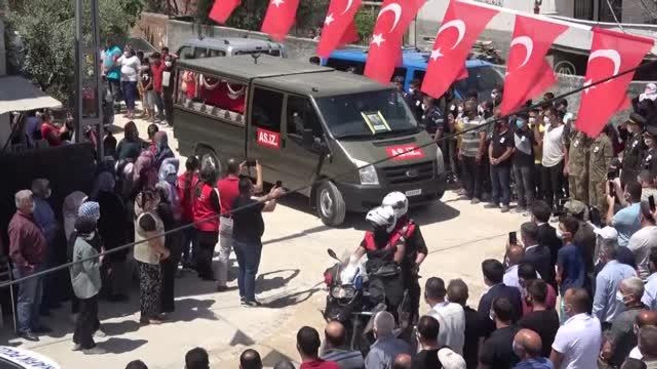 Son dakika haberleri | Şehit Uzman Çavuş Mehmet Kırmızı son yolculuğuna uğurlandı (2)