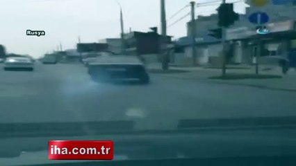 Hasarlı araçla trafiğe çıkınca bir kaza daha yaptı!