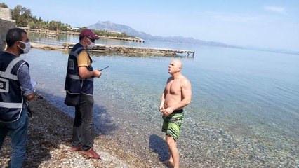 Denize girdi, "İşsizim, ceza kesmeyin" dedi