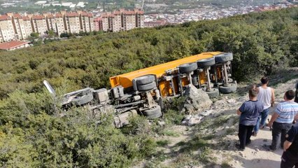 Tır kontrolden çıkıp devrildi, sürücü ölümden döndü
