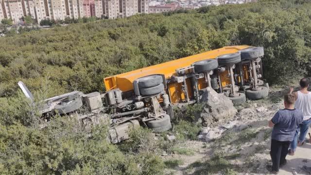 Yol kenarına devrilen tırın sürücüsü yaralandı