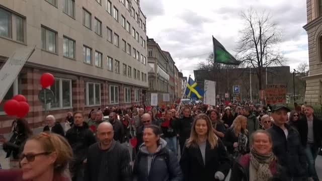 Son dakika haberi! STOCKHOLM - 1 Mayıs'ı bahane ederek Kovid-19 kısıtlamalarını protesto eden gruba polis müdahale etti