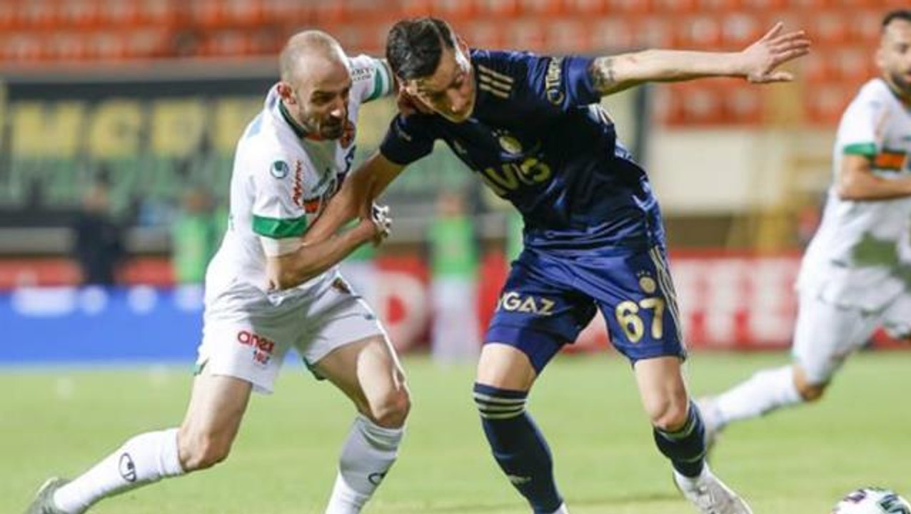 Şansal Büyüka: Mesut Özil'den yedek oyuncu bile olmaz