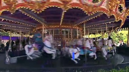 الزوار تهافتوا على "ديزني لاند" في كاليفورنيا في اليوم الأول لمعاودتها نشاطها