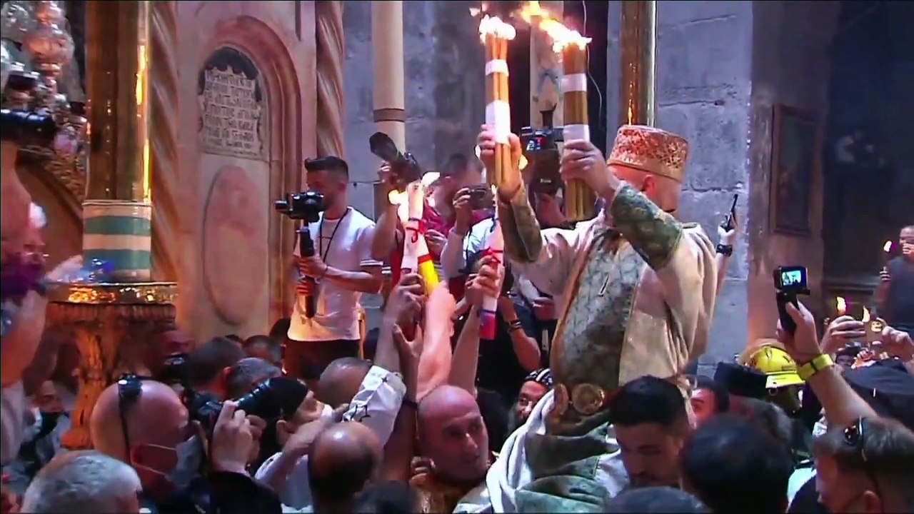 Les orthodoxes célèbrent Pâques, la cérémonie du "feu sacré" retrouve des couleurs à Jérusalem