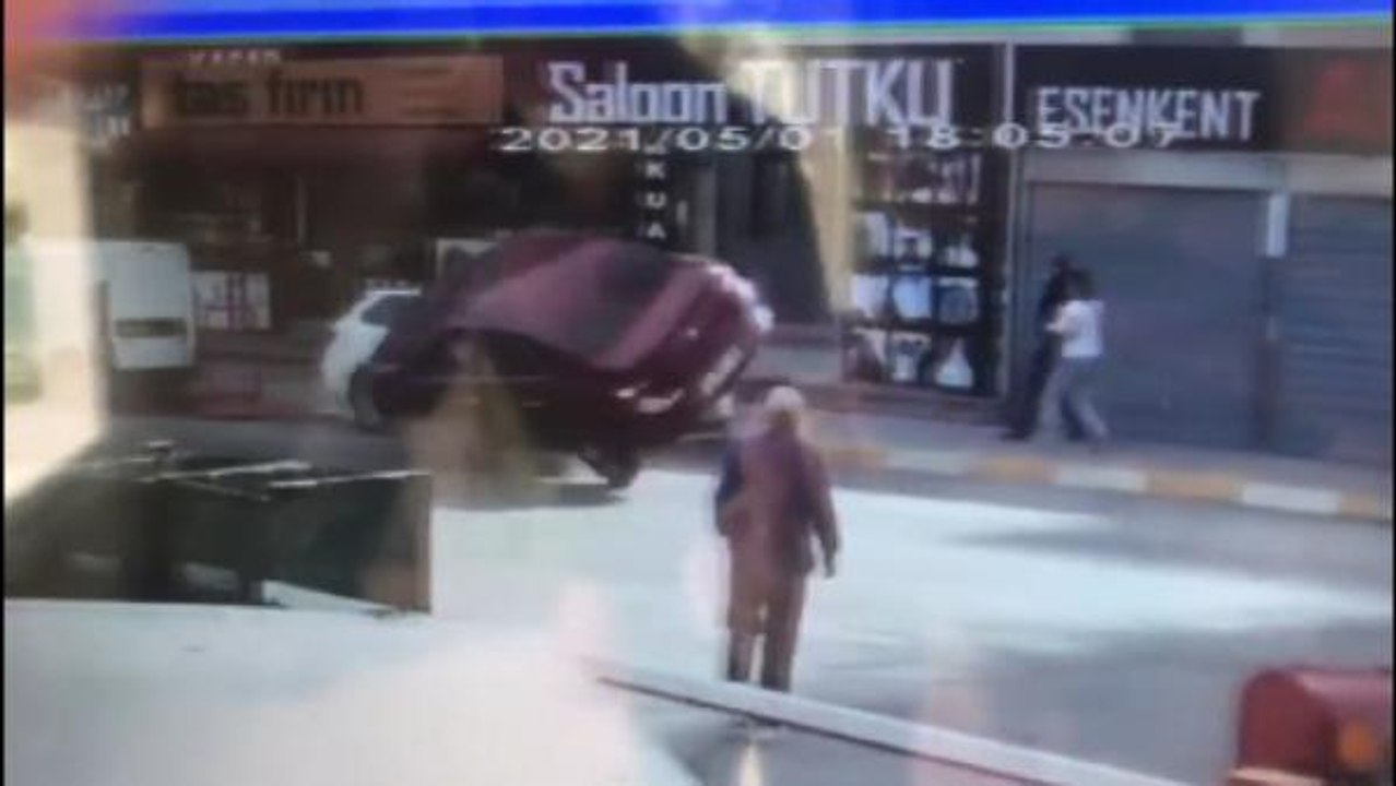 Boş yolda park halindeki otomobile çarpıp takla attı! Kaza anları kamerada
