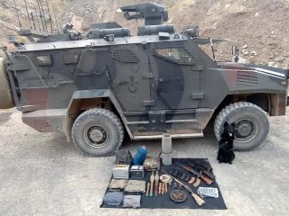 Hakkari kırsalında silah ve mühimmat ele geçirildi