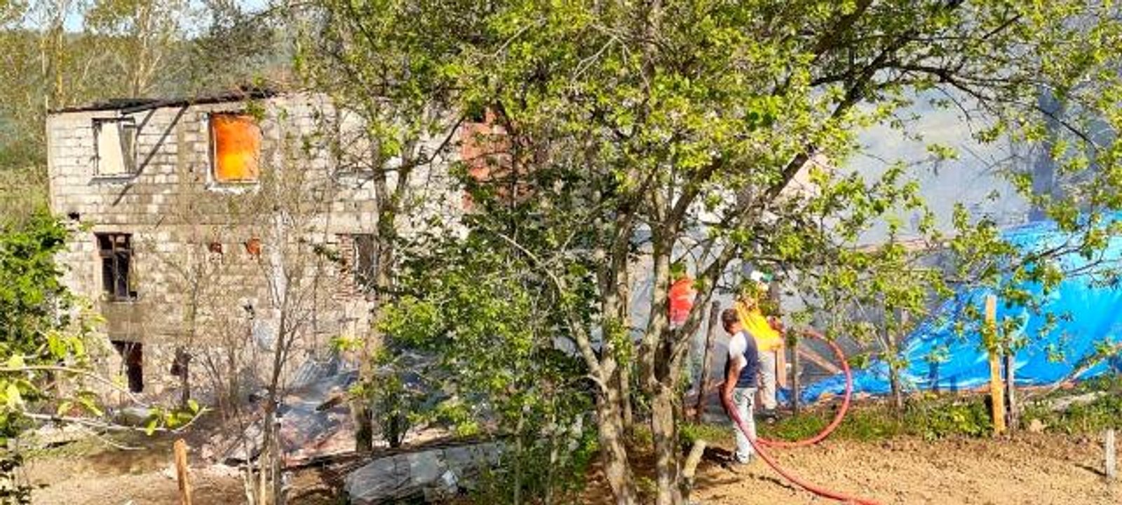 İki katlı ahşap ev ile samanlık alevlere teslim oldu
